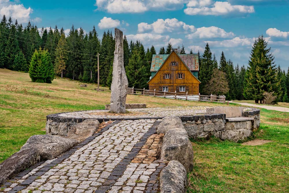 Model planety na ścieżce edukacyjnej w Górach Izerskich, model Układu Słonecznego